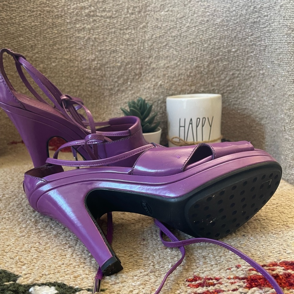 TOD’s purple pumps with wrap around straps. Size 38 1/2. Made in Italy